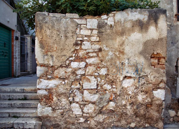 Старовинна кам'яна стіна в старому місті — стокове фото