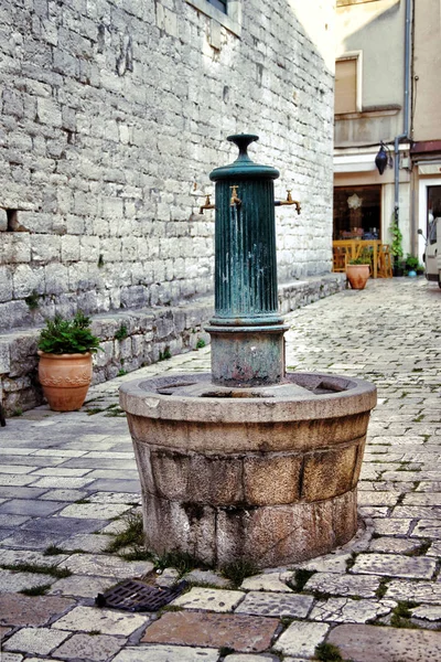 Oude fontein van drinkwater — Stockfoto