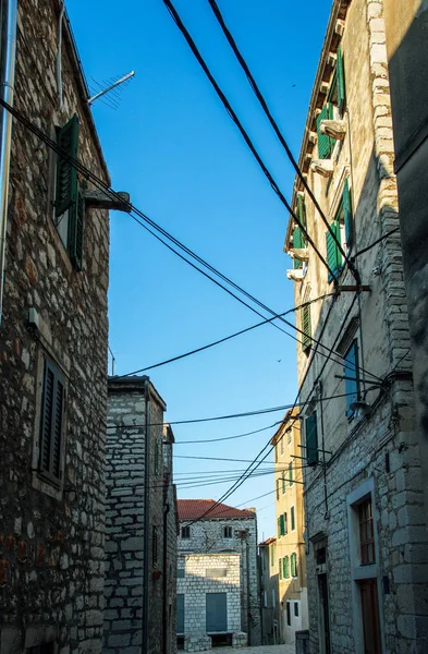 Fios contra um céu azul profundo . — Fotografia de Stock