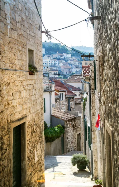 Calles estrechas de la ciudad mediterránea. Sibenik. Croacia . — Foto de Stock