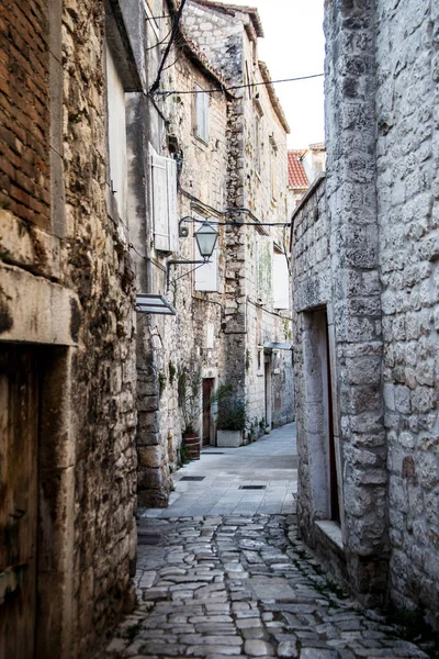 Enge Gassen Der Mittelmeerstadt Sibenik Kroatien — Stockfoto