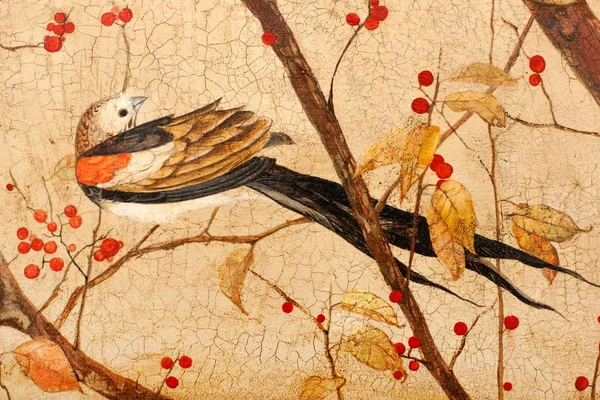 Птицы сидят на ветвях с красными ягодами. Вин ручной работы — стоковое фото