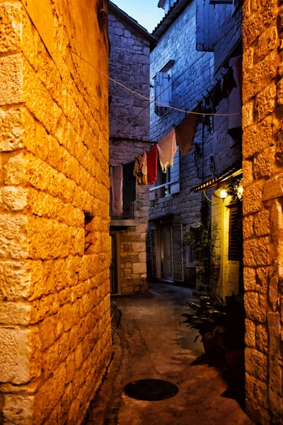 Ruas estreitas da cidade mediterrânea. Trogir à noite. Croácia . — Fotografia de Stock