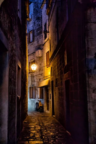 Wąskie uliczki śródziemnomorskiego miasta. Trogir w nocy. Chorwacja. — Zdjęcie stockowe