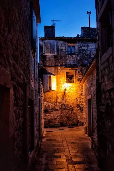 地中海特洛伊的狭窄街道在夜市 克罗地亚 — 图库照片