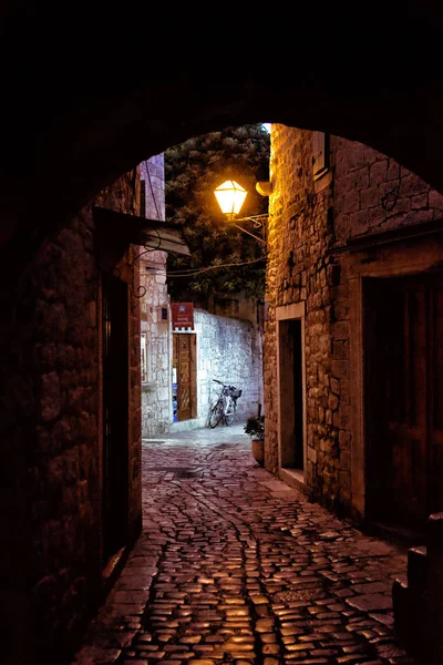 Smalle straatjes van de mediterrane stad. Trogir 's nachts. Kroatië. — Stockfoto