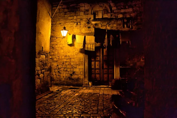 Strade strette della città mediterranea. Trogir di notte. Croazia . — Foto Stock