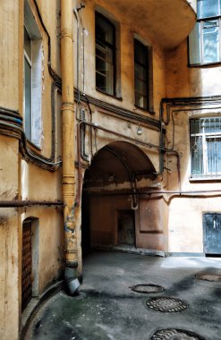 St. Petersburg, Rusya avlu ile eski evlerin görünümünü