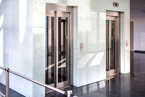 Modernas puertas de cristal de ascensor en un edificio moderno — Foto de Stock