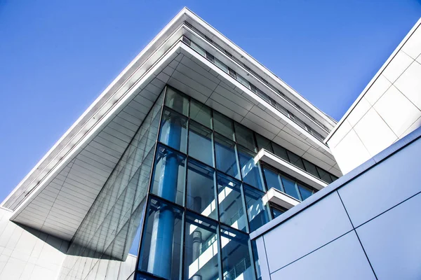Parede de vidro azul do edifício de escritório moderno — Fotografia de Stock