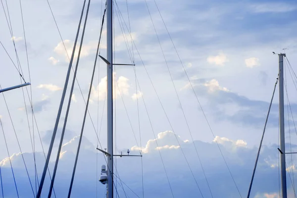 Masten von Segelyachten gegen den blauen Himmel — Stockfoto