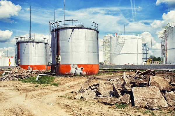 Stare duże pionowe zbiorniki paliwa — Zdjęcie stockowe