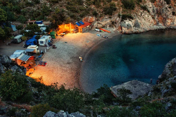 Éjszakai nézet a hegyi camping, Horvátország — Stock Fotó
