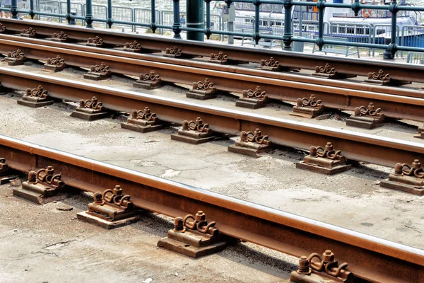 Nahaufnahme leerer gerader Bahngleise — Stockfoto