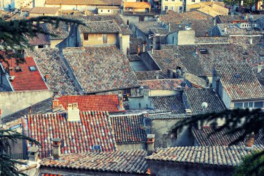 Güzel kırmızı kiremit çatılar ile yoğun bulunduğu binalar