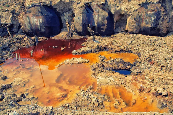Derrames de petróleo en la arena en una antigua granja de tanques — Foto de Stock