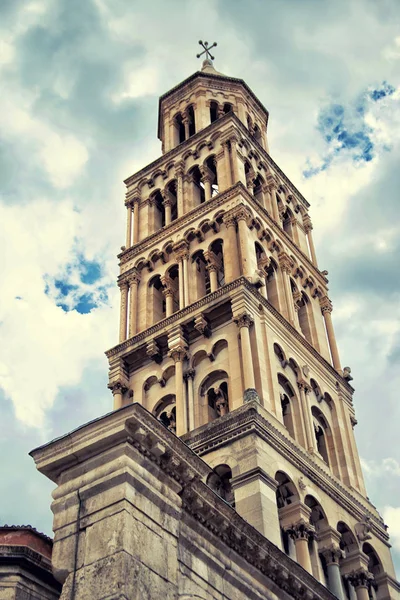 Diocletianus palats ruiner och katedralen bell tower, split, Kroatien — Stockfoto