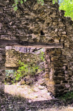 Terk edilmiş kırmızı tuğla builiding kapı