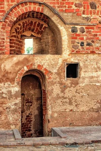 Övergivna rött tegel builiding dörröppning — Stockfoto