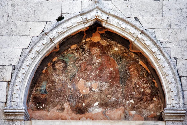 Antike Ikone an der Wand eines antiken christlichen Tempels. Kroatien — Stockfoto