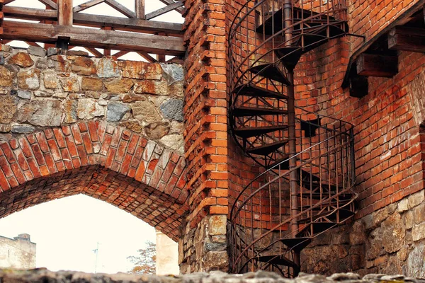 Yangın çıkışı eski Gotik bri olarak olarak kullanılan bir sarma sarmal merdiven — Stok fotoğraf