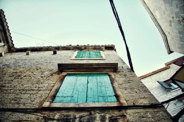 Fili contro un cielo blu intenso . — Foto Stock