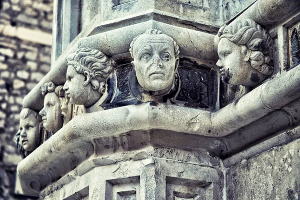 세인트 제임스 성당, sibenik의 돌 머리, 세부 — 스톡 사진