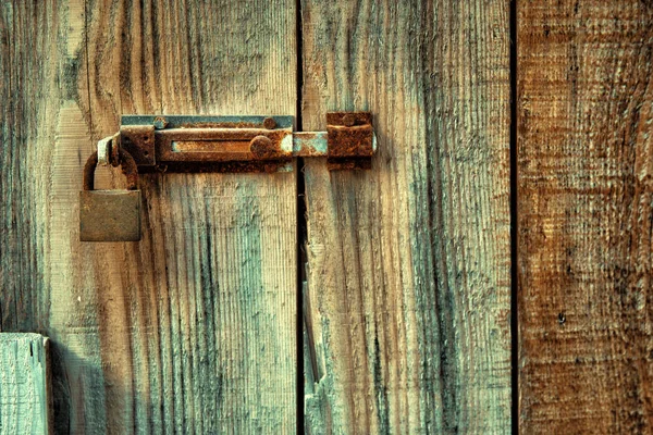 Paslı kilit ve anahtar deliği giriş kapısı üzerinde. — Stok fotoğraf