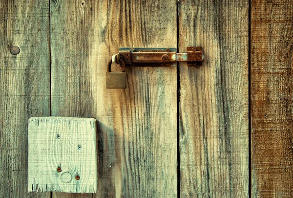 Cerradura oxidada y cerradura en la puerta de entrada . — Foto de Stock