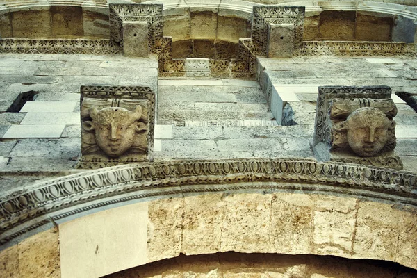Têtes de pierre, palais des Dioclétiens. Split, Croatie — Photo