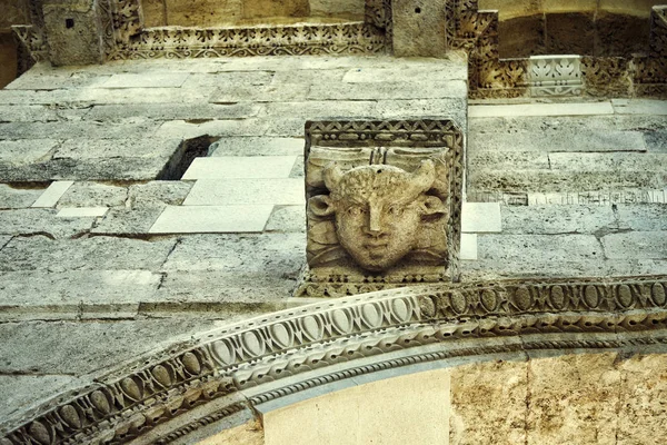 Stenen hoofden, bij Paleis. Split, Kroatië — Stockfoto