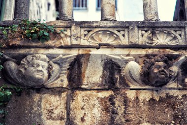 İnsan kafaları Sibenik, Hırvatistan bir duvar süsle