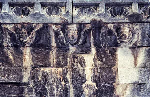Людські голови прикрашає стіни протягом Шибеник, Хорватія — стокове фото