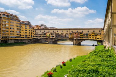 Ponte Vecchio bir en eski köprü, takı ile üstte köprünün her iki tarafında Otelde Mağazalar Mevcut.
