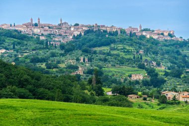 Torrenieri yakınlarındaki bir yolu üzerinden Montalcino.