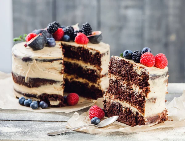 Rustieke Chocolade Cake Met Botterroom Glazuur Versierd Met Bessen Vijgen — Stockfoto