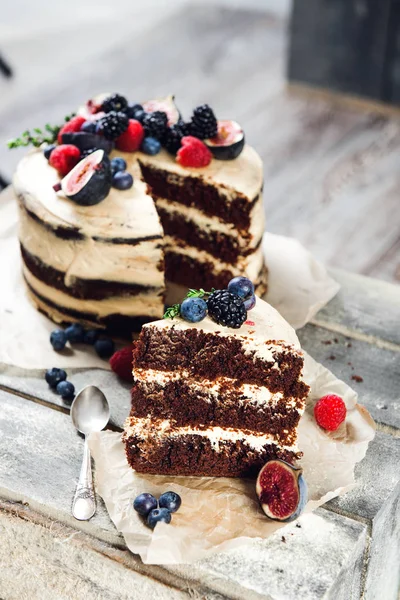 Rustik Çikolatalı Pasta Bir Parça Ile Kesim Parşömen Kağıt Üzerine — Stok fotoğraf