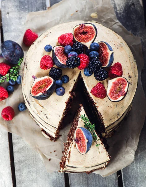 Rustikale Schokoladenkuchen Mit Buttercreme Zuckerguss Und Dekoriert Mit Beeren lizenzfreie Stockbilder