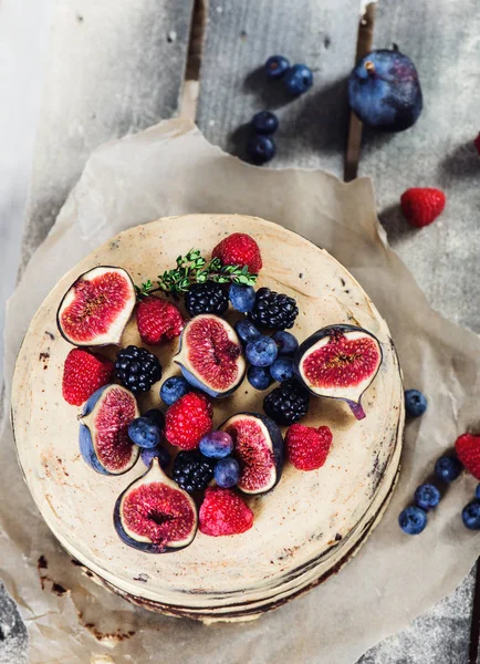 Kuchen Mit Buttercreme Zuckerguss Mit Feigen Und Beeren Schuss Von lizenzfreie Stockfotos