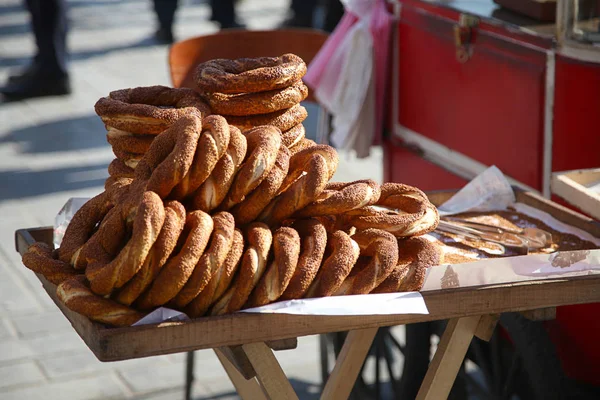 Turkish famous street food simit with natural light — Stock Photo, Image