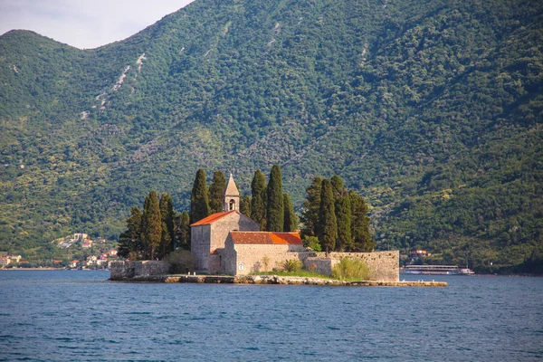 Small island in Mediterranean sea authentic nature and architecture — Stock Photo, Image