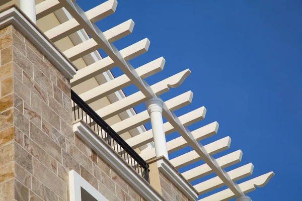 Fondo arquitectónico con detalles blancos y cielo azul — Foto de Stock