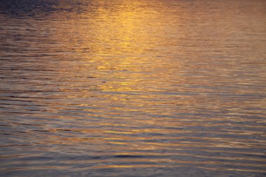 Yüzey yüksek çözünürlüklü arka tarihinde deniz günbatımı renkleri su