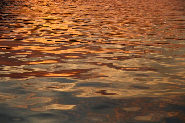 Colores del atardecer en la superficie del agua de mar fondo de alta resolución — Foto de Stock