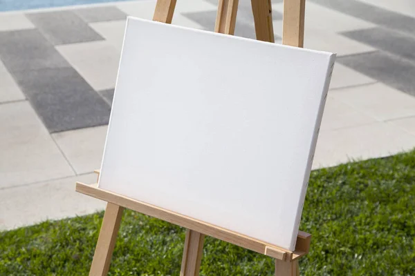 Close-up van lege witte canvas artistieke buitenshuis — Stockfoto