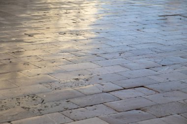 Eski şehrin kaldırım taşları yansımaları ile cilalı