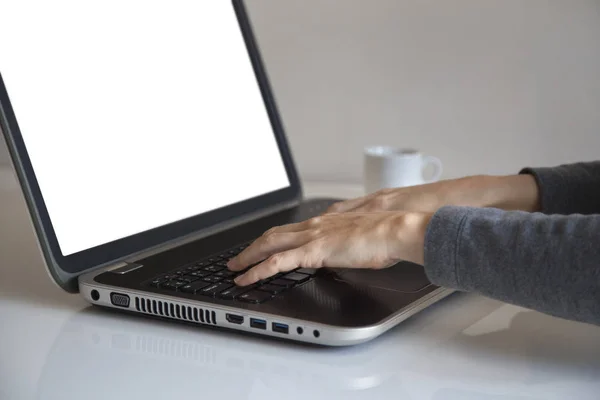 Impressão em um laptop, fotografia conceitual de trabalho de escritório — Fotografia de Stock