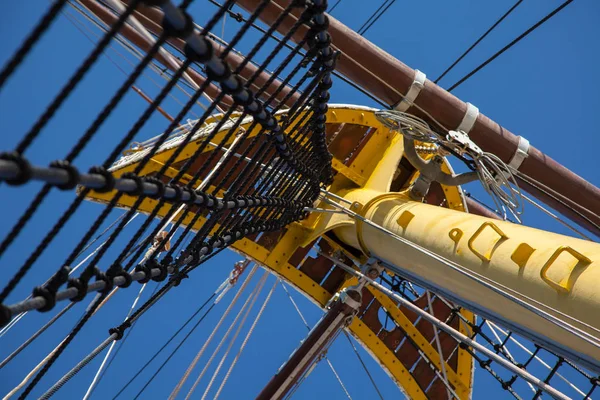 Aparejo de buques, mástil y cuerdas contra un cielo azul —  Fotos de Stock