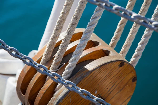 Masivo bloque de madera para cuerdas en un velero —  Fotos de Stock