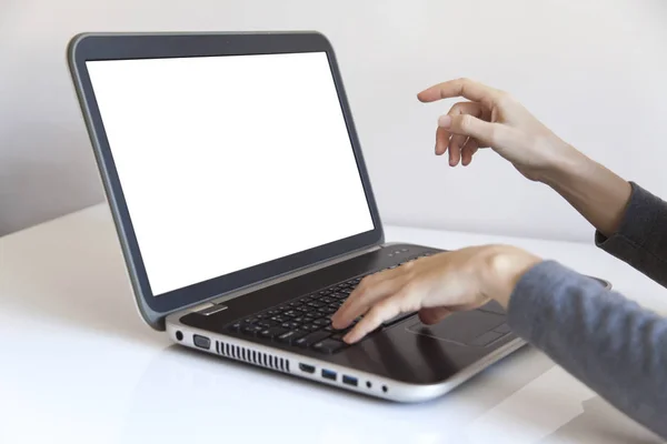 Trabalhando em um laptop com tela branca isolada — Fotografia de Stock